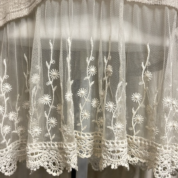 EUC- HI- BEAM CREAM LACE AND EMBROIDERED BLOUSE S-M - Picture 4 of 11